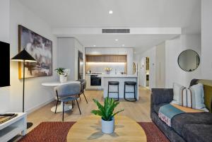 High End Sky Suite Near Marvel, Heated Pool, Gym