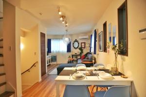 SG5371 Visit Shibuya Crossing! Walking distance to a single family home for 8 people, private parking , downstairs supermarket food Shibuya