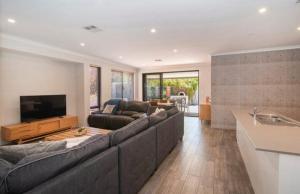 Family Castaway - Free WIFI, 6 Mins to Jetty