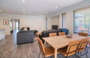 Family Castaway - Free WIFI, 6 Mins to Jetty