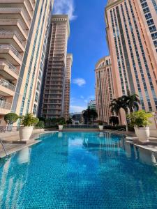 Upscale Stylish Suite Near BGC and View of Venice Grand Canal Mall