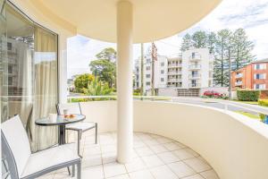 Seashells, 2,21-23 Magnus Street -Unit with Air con, complex lift and pool, close to town