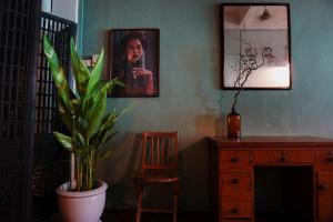 Colonial shophouse with terrace in Chinatown