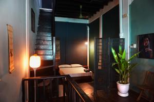 Colonial shophouse with terrace in Chinatown