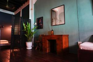 Colonial shophouse with terrace in Chinatown
