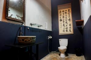 Colonial shophouse with terrace in Chinatown