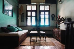 Colonial shophouse with terrace in Chinatown