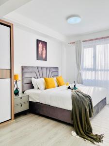 Elegant classy apartment with swimming pool ,fully equipped gym ,child play area and close proximity to shopping malls and great breathtaking views