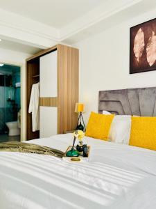 Elegant classy apartment with swimming pool ,fully equipped gym ,child play area and close proximity to shopping malls and great breathtaking views