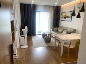 Republic Plaza - View sân bay, view hồ bơi