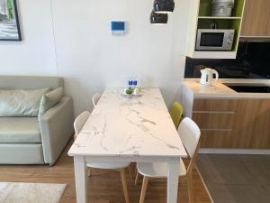 Republic Plaza - View sân bay, view hồ bơi