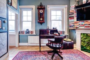 Sunny Corner Apartment in Center of London