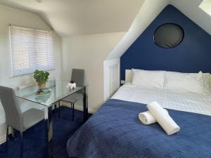 Cosy Loft Retreat off Vibrant Mill Road and minutes from station