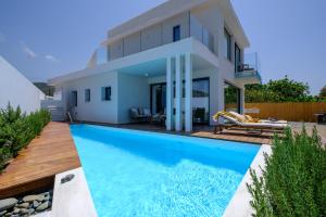 Blue Iris Luxury Beach Villa by Nomads - Steps to Beach