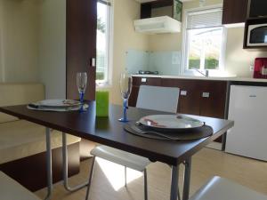 Campings Mobil Home avec Terrasse - 3 couchages a Notre-Dame-de-Monts - API-1-52-605 : photos des chambres