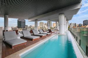 Flatiron Vista - Urban Resort near River and Nightlife