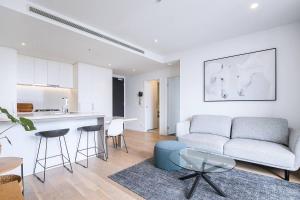 Flatiron Vista - Urban Resort near River and Nightlife