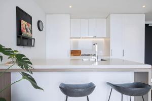 Flatiron Vista - Urban Resort near River and Nightlife