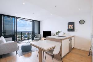 Flatiron Vista - Urban Resort near River and Nightlife