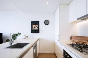 Flatiron Vista - Urban Resort near River and Nightlife