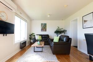 Simple & Comfortable Coastal Retreat