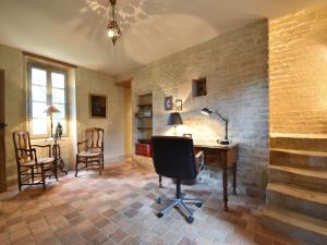 Luxurious Mansion in Castle Grounds in Lantheuil