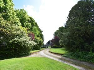 Maisons de vacances Luxurious Mansion in Castle Grounds in Lantheuil : photos des chambres