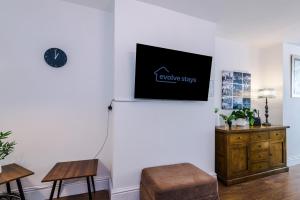 Spacious 3Bed Home in Stretford, Sleeps 6, Parking