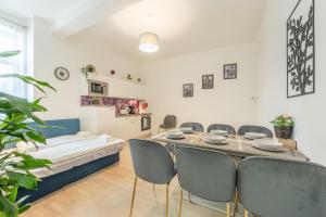 HOMELY l 5 min to Airport Express,Train Station with self check in