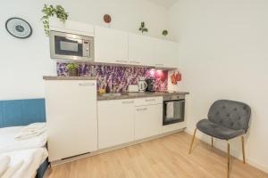 HOMELY l 5 min to Airport Express,Train Station with self check in