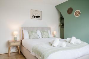 Heaton House - parkside charm and city comfort