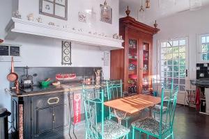 Maisons de vacances Spacious house with pool in Castellet : photos des chambres