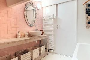 Maisons de vacances Spacious house with pool in Castellet : photos des chambres