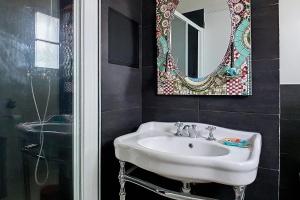 Maisons de vacances Spacious house with pool in Castellet : photos des chambres