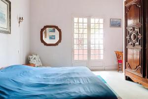 Maisons de vacances Spacious house with pool in Castellet : photos des chambres