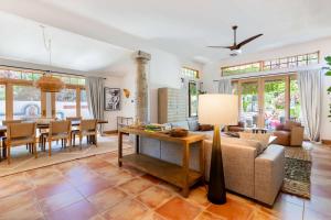 LUX - Historic Tennis Club Enclave - King Beds