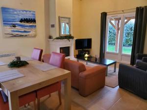 Maisons de vacances Spacious villa with garden and pool : photos des chambres