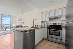 Superior 1Bedroom&DEN Condo with Balcony