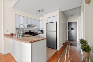 Superior 1Bedroom&DEN Condo with Balcony