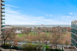 Superior 1Bedroom&DEN Condo with Balcony