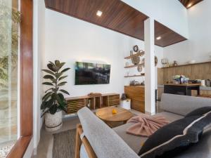 Saum - 10 Min To Beach, Tranquil Retreat with Private Pool