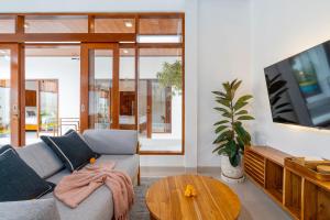 Saum - 10 Min To Beach, Tranquil Retreat with Private Pool