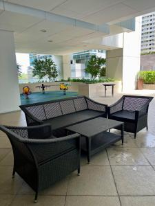 Uptown Mall Linked 1BR 2 Beds Best Value BGC