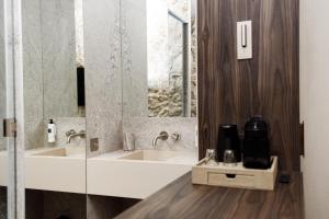 Notre Dame Hotel - Self Check-in