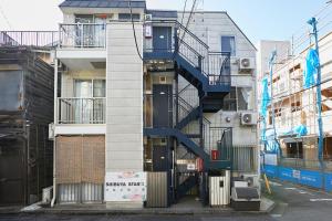 202 Nishi-Shinjuku Gochome Station 5 minutes on foot