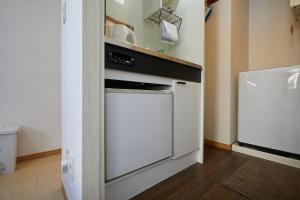 301 Nishi-Shinjuku-Gochome Station 5 minutes on foot