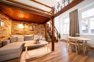 Central Loft 2BR Sleeps 6