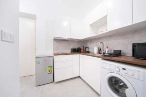 Central Loft 2BR Sleeps 6