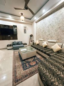 Namah 2BHK Resort Homestay with Kitchen-4 Mins from Prem mandir