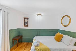 4-Bedroom Downtown Main St , great location!